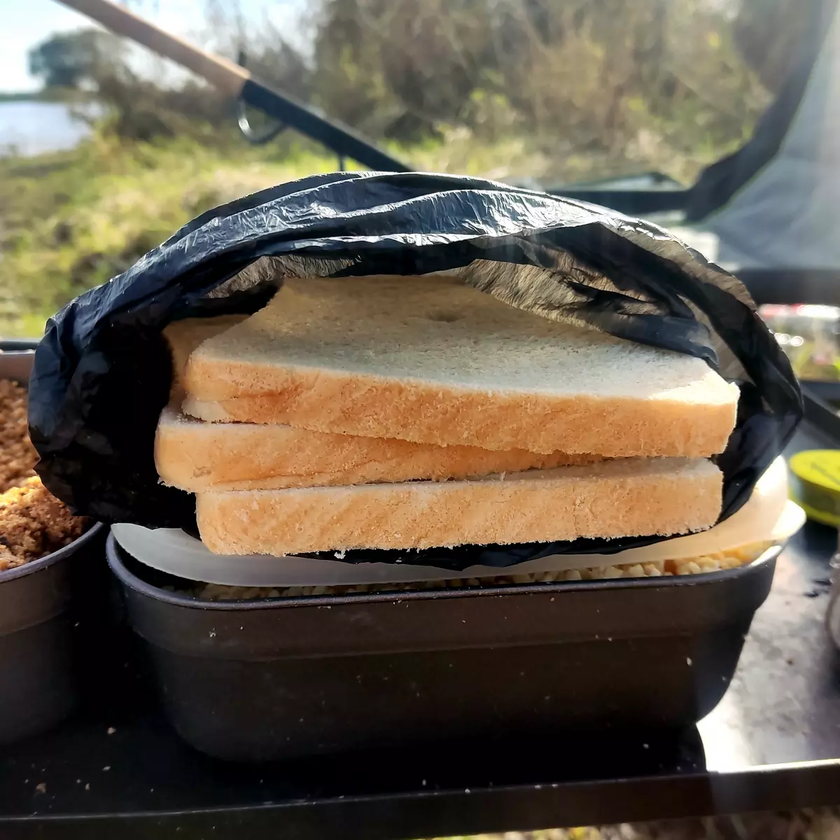 Weißbrot in Tüten gelagert zum Anködern beim Friedfischangeln