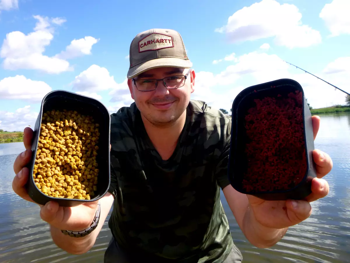 Feederangler mit Pellets am Fluss