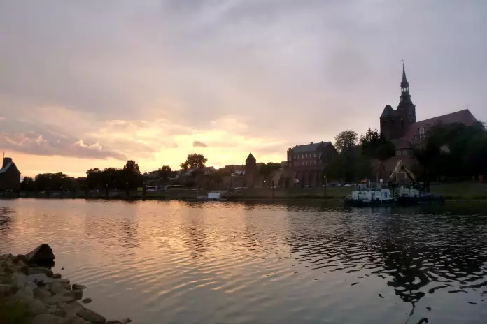 Hafenbecken an der Elbe bei Sonnenuntergang
