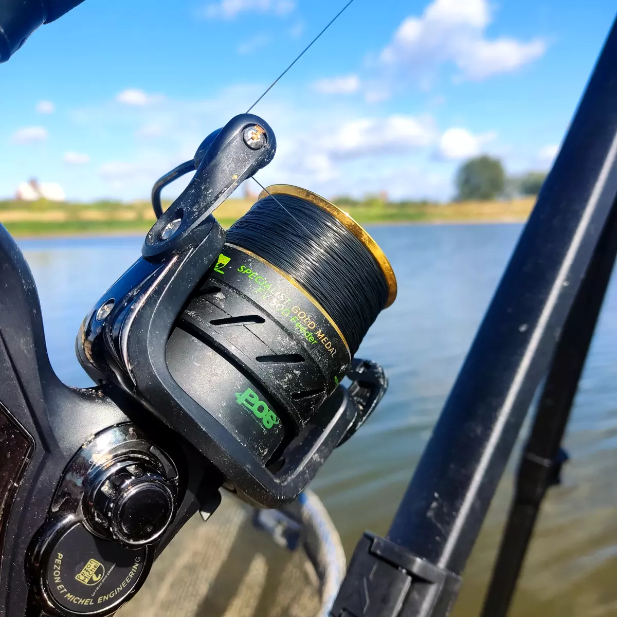 Feederrolle mit Shimano Technium Schnur am großen Fluss